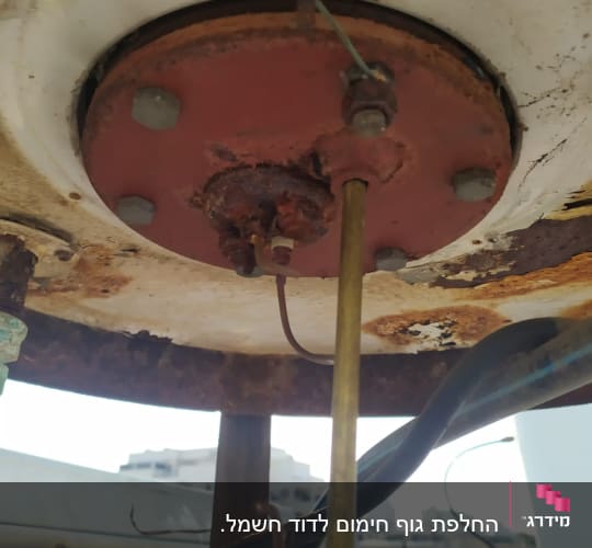 חיבורים חשמליים וחוטים על מתכת חלודה